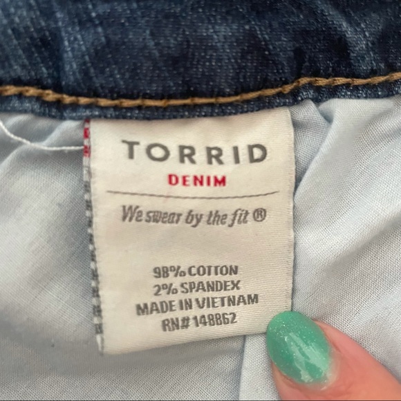 Torrid size 20 frayed edge denim shorts - Picture 5 of 6